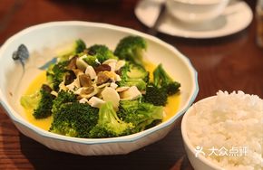 Golden Sauce Steamed Broccoli