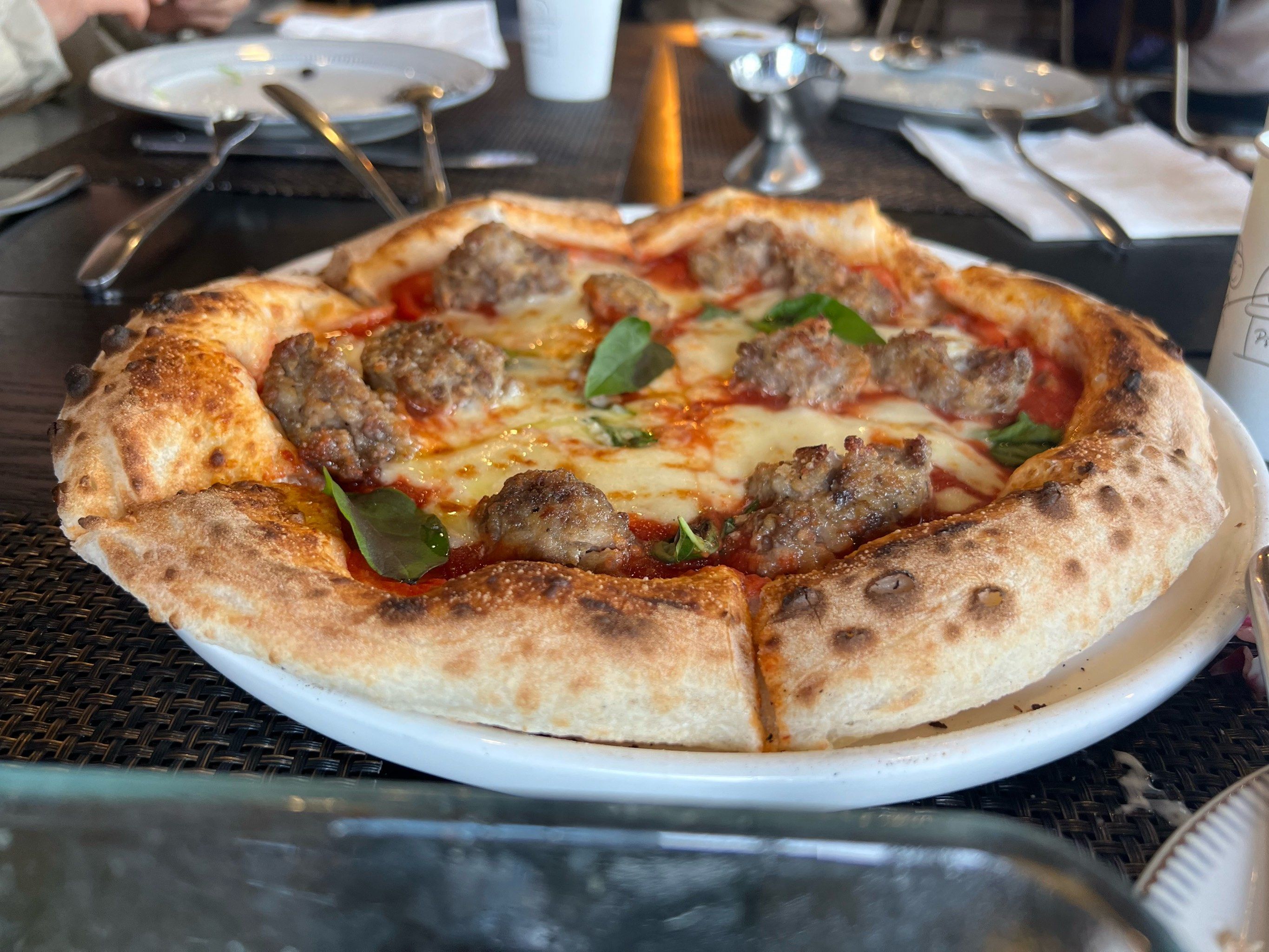 经典玛格丽特披萨新鲜出炉 薄薄的饼皮让人