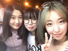 中间本人，下巴出突出的痘痘平了 -宝力豪健身(大悦城店)