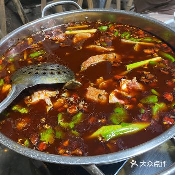 女朋友想吃鱼了，来到这家环境深幽的店吃鱼火锅