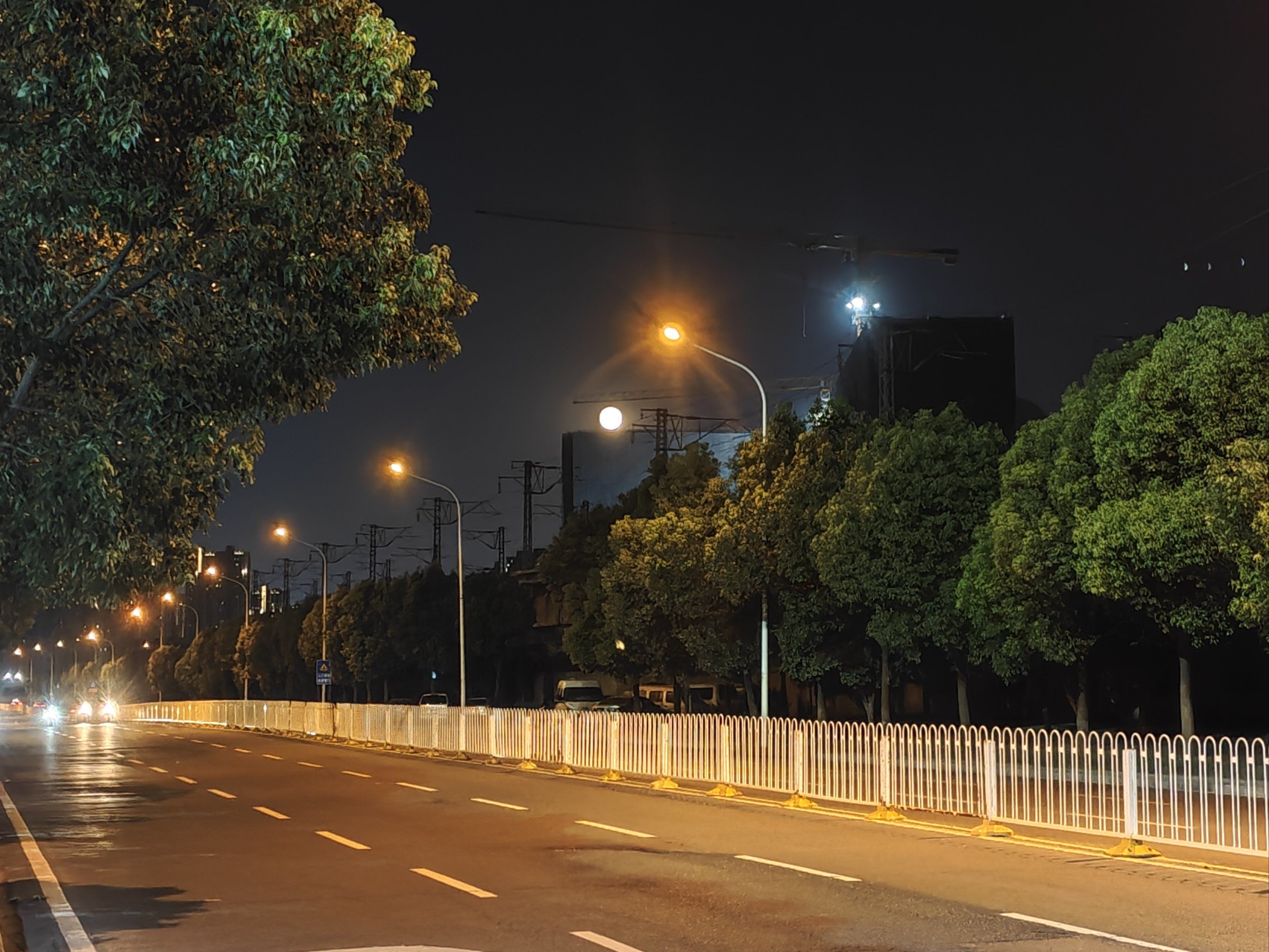 0元玩转这座城 晚上的路边风景宜人