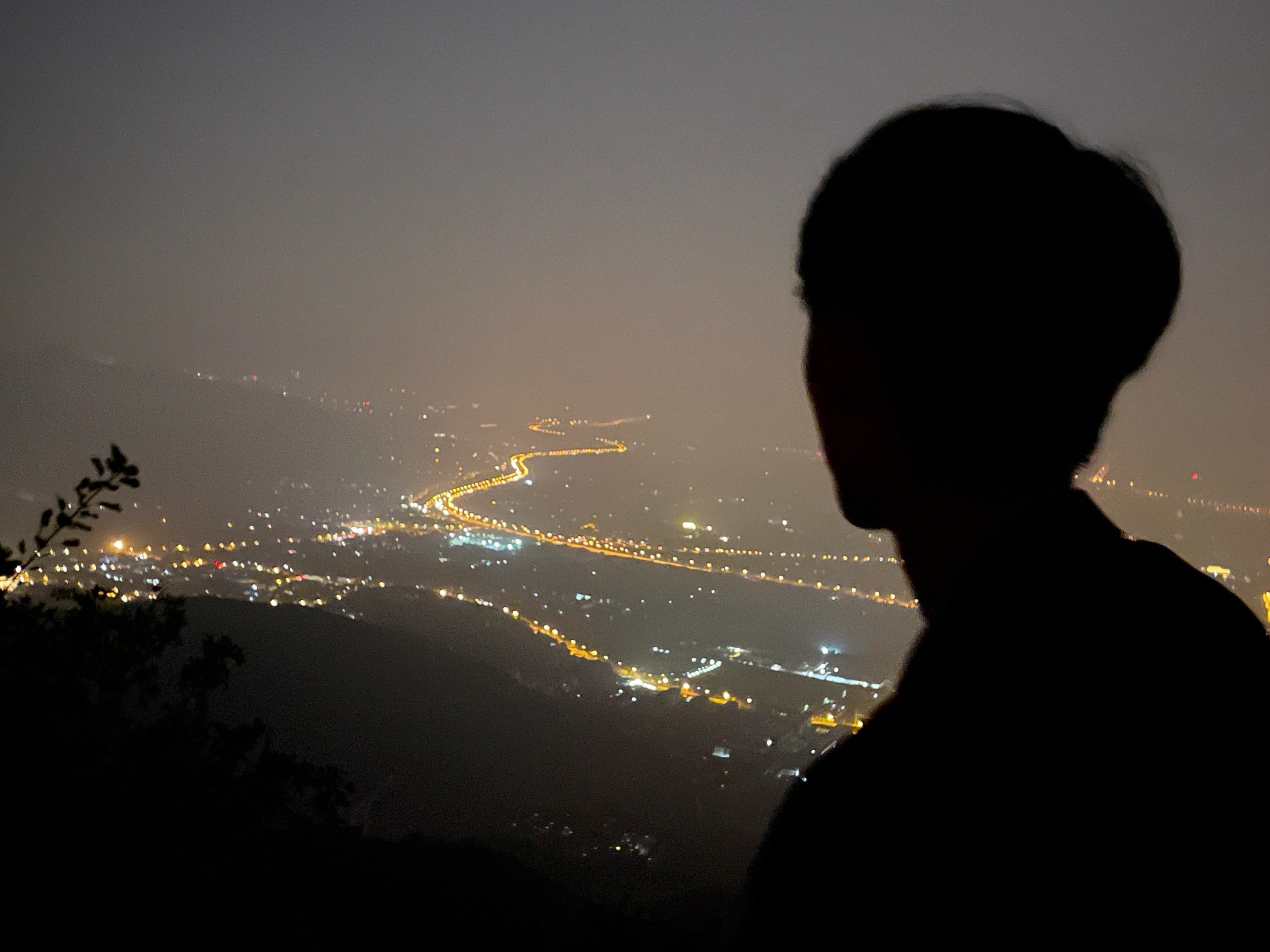 深秋的夜色朦胧着的北京城一角
