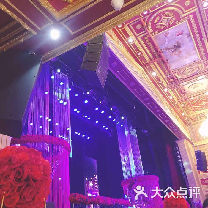 鸿运演艺大舞台