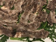 蒸好的雪花牛肉-日进一片海.生腌海鲜火锅.宵夜烧烤(三里屯总店)