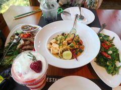 -Chom Cafe and Restaurant