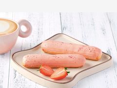 草莓味泡芙-luckincoffee瑞幸咖啡(香港名店街店)