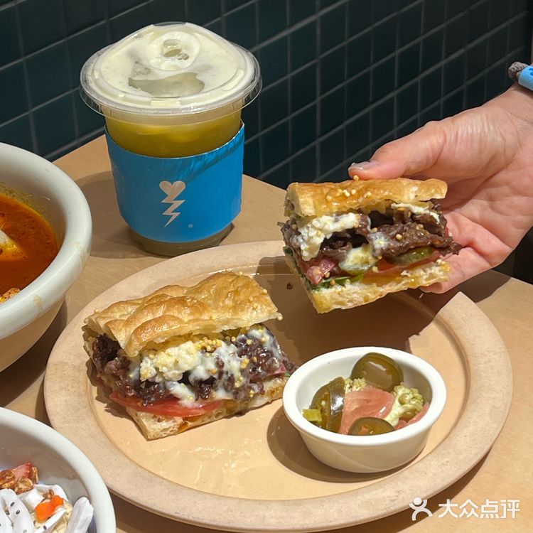 武汉新店！粉牛胸三明治好吃晕了！