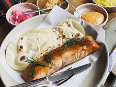 烟熏三文鱼配烤饺子皮和芥末籽酱-BOR Eatery(安福路店)