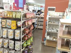 -名创优品(机场路百信广场店)