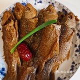 今日菜谱 香酥鲫鱼 备料 鲫鱼，香葱，姜片，蒜