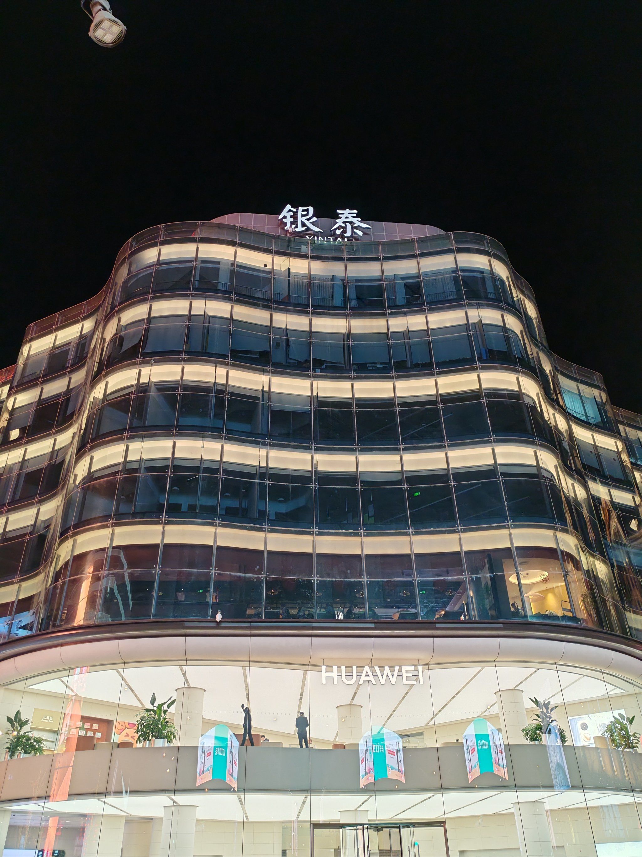 银泰广场在很多地方都是商业的代表作