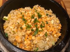 三文鱼石锅炒饭-隐泉之语日式料理(王府中环店)