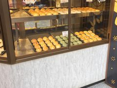 面包甜点陈列柜-嘉华鲜花饼·现烤(昆明老街店)