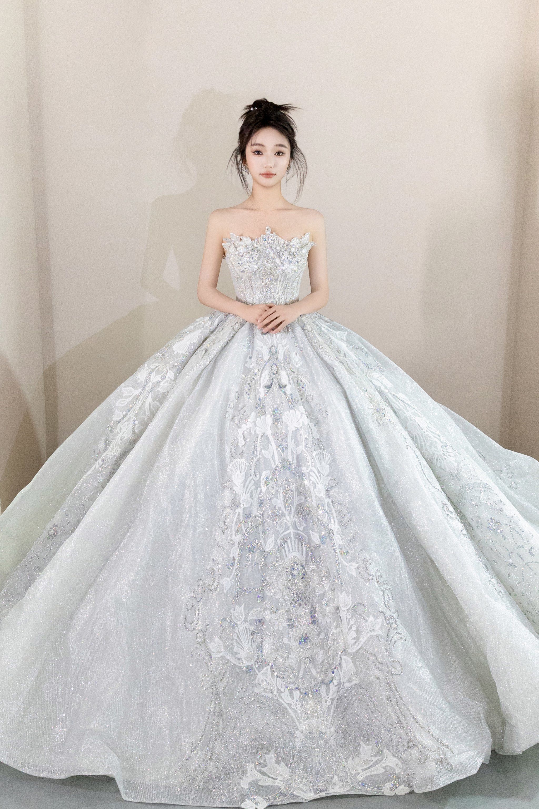 华丽抹胸拖尾婚纱🥂仙气十足又有女王气势