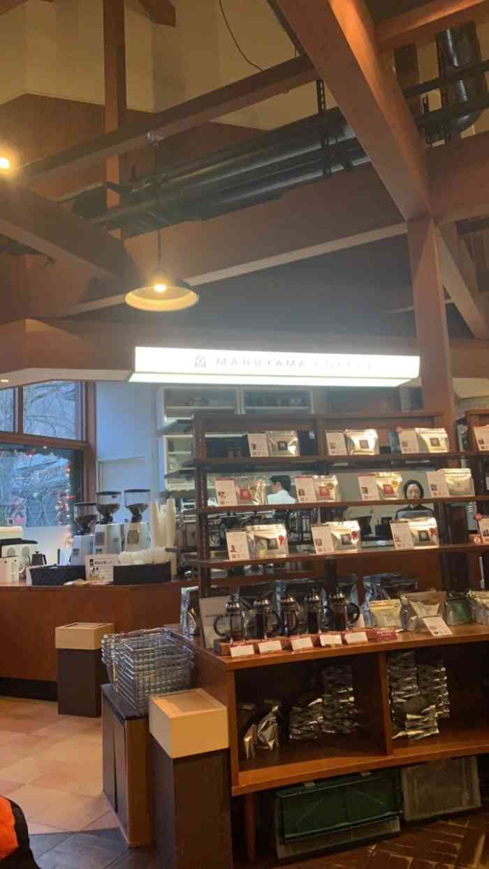 丸山珈琲(ハルニレテラス店)-"靠着溪边的一溜都是咖啡店和餐厅.