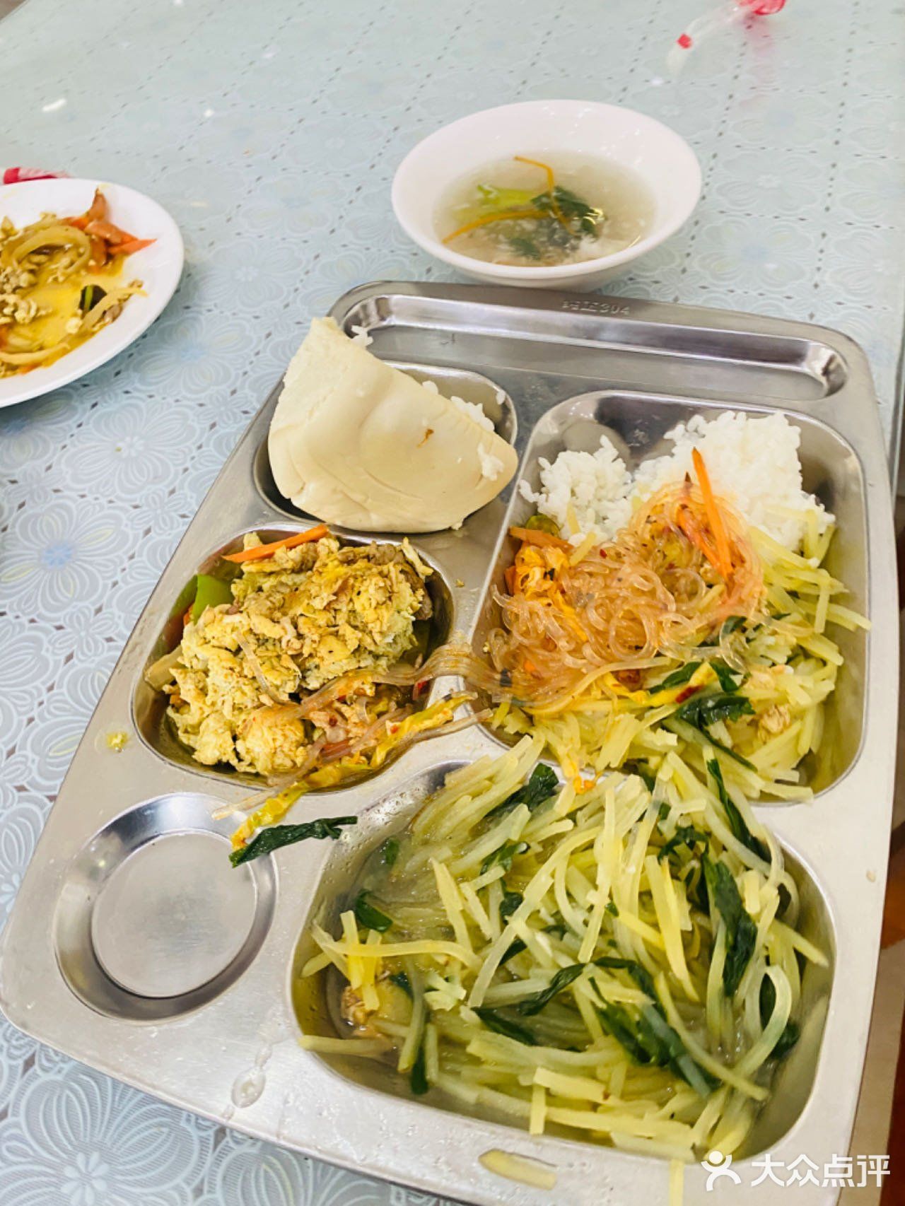 晒一下我们单位食堂的工作餐