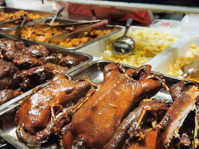 哦嚯杜桥最出名的熟食卤味店在杜桥中心菜市场的东大门乔波食品两边的