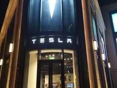 -TESLA 特斯拉(上海太古汇体验店)