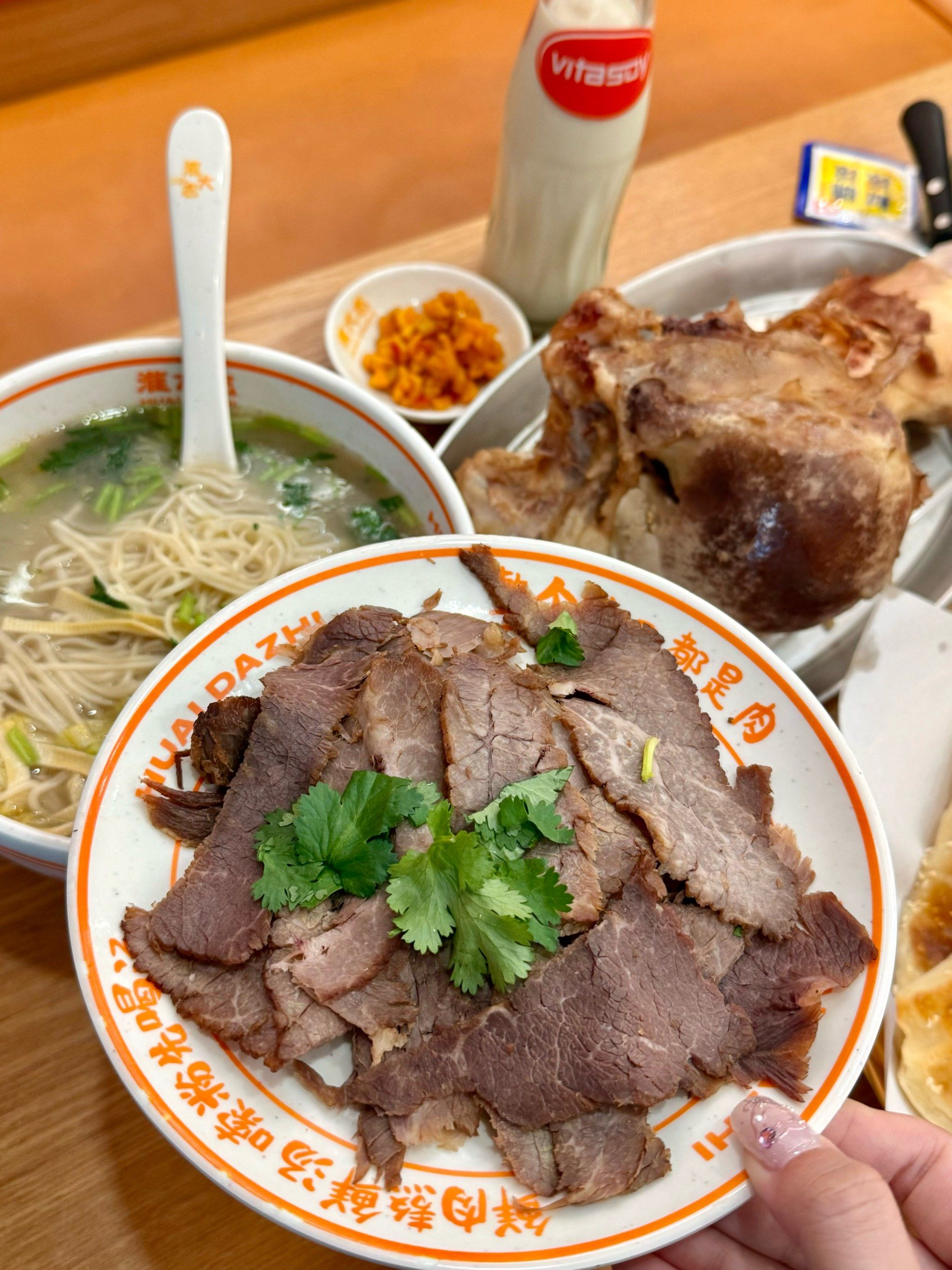 大学生吃到这碗全是牛肉的面后落泪了…🥺