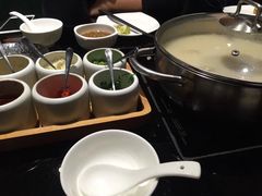 澳门鸡脚猪骨煲-官也街澳门火锅(新源里店)