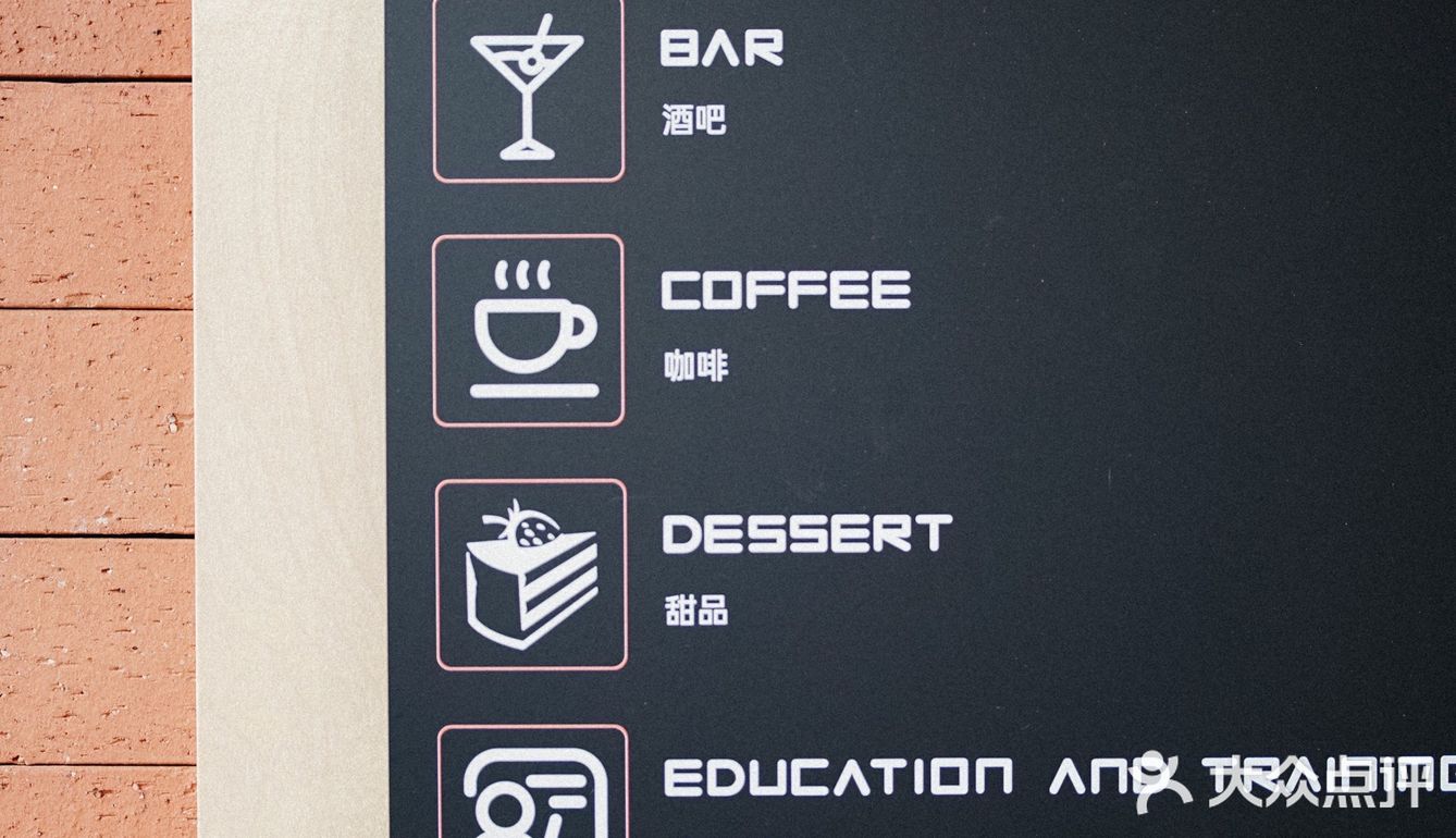 最近芜湖的天气简直不要太好，找了一间咖啡店晒太阳