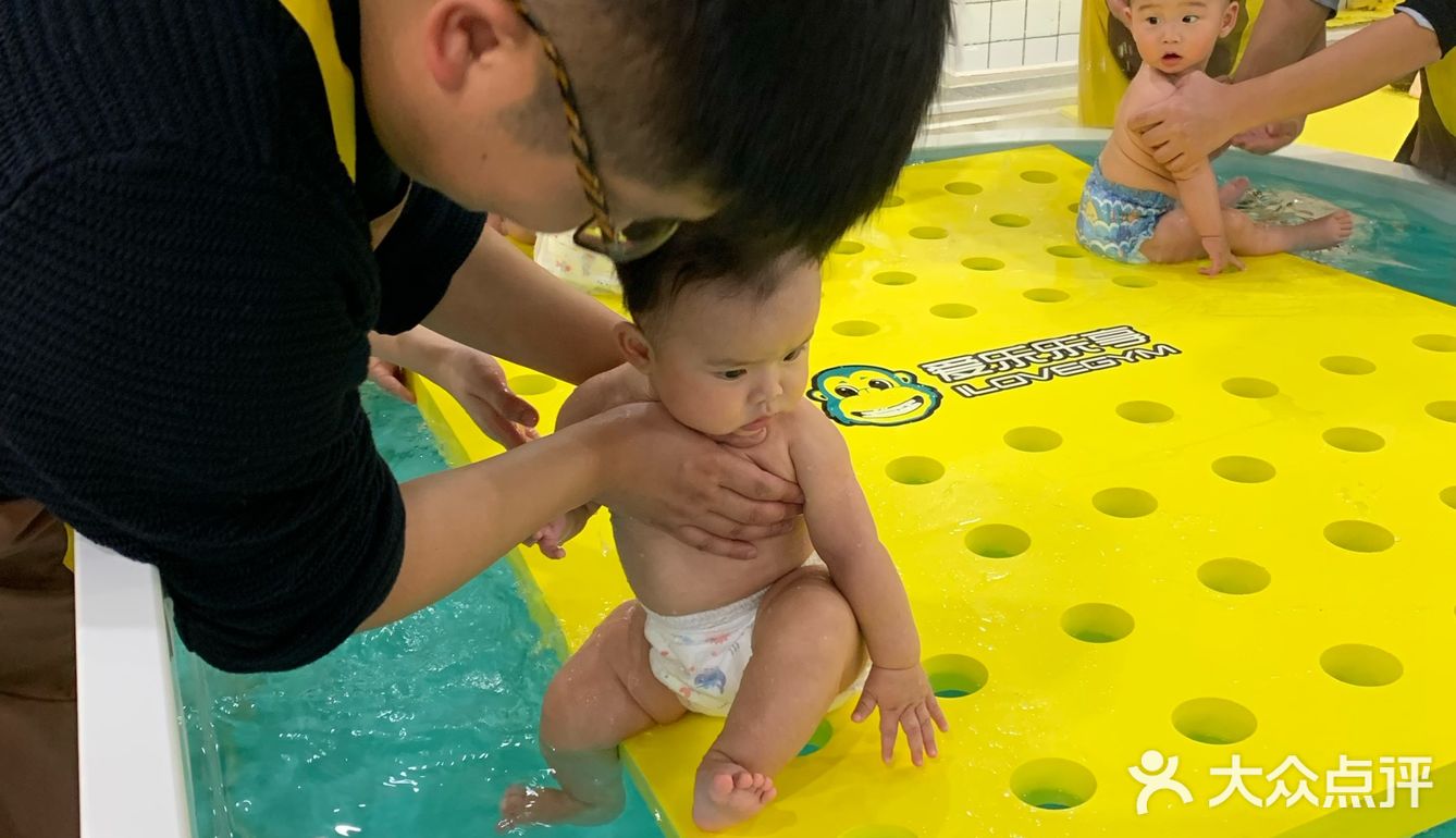 水育课不经增加亲子交流还让宝宝更亲密的接触水