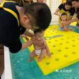 水育课不经增加亲子交流还让宝宝更亲密的接触水