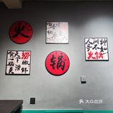 藏于幽深小巷的火锅店，其招牌菜令人难以忘怀。嫩牛肉