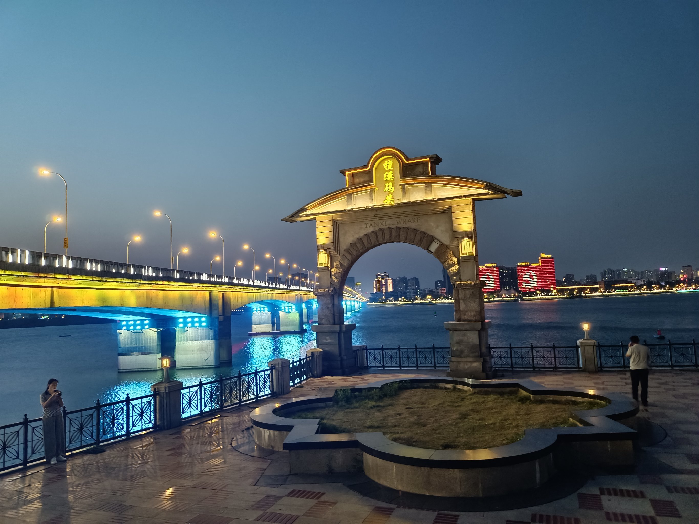 城市向导官 襄阳鱼梁洲·三桥夜景