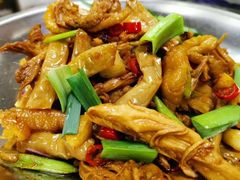 干锅手撕鸡-河畔春天时尚餐厅