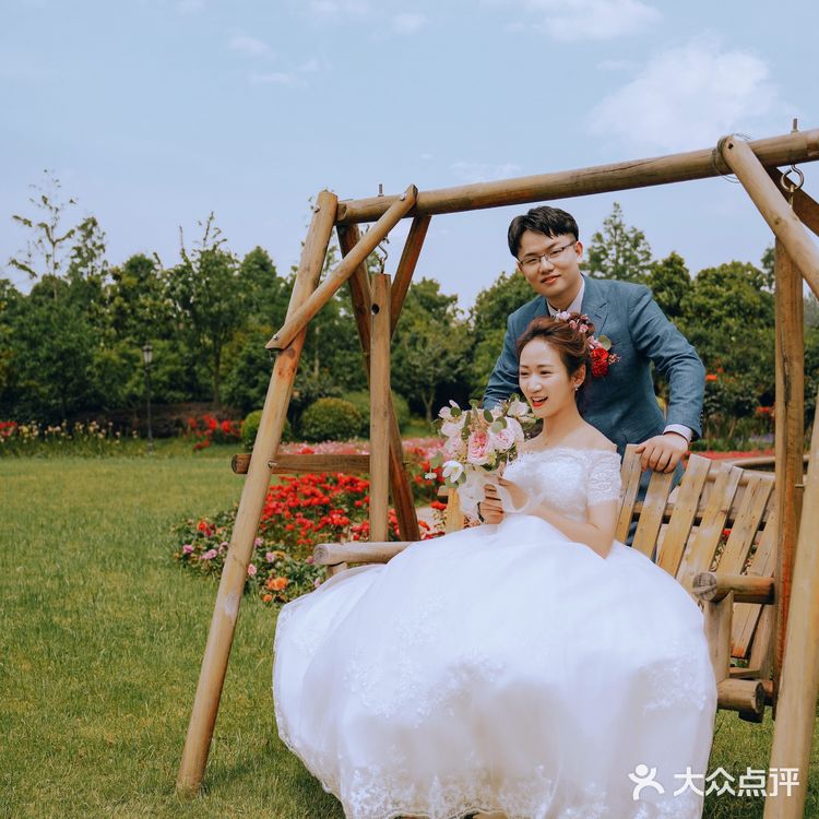 『草坪婚礼｜户外婚礼的绝美颜色』