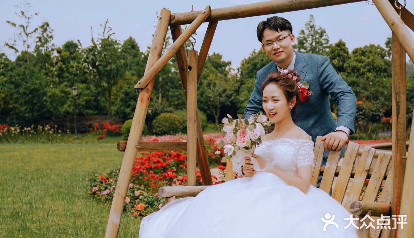 『草坪婚礼｜户外婚礼的绝美颜色』