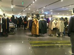 -URBAN REVIVO(高德置地广场·春广场店)