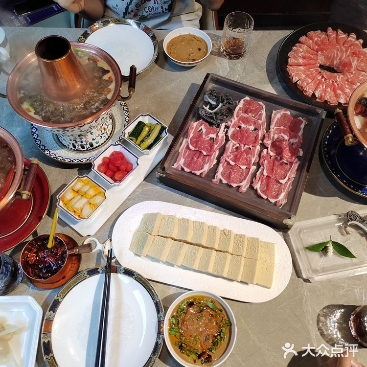 五棵松华熙宾利展厅负一层，非常好找，交通便利