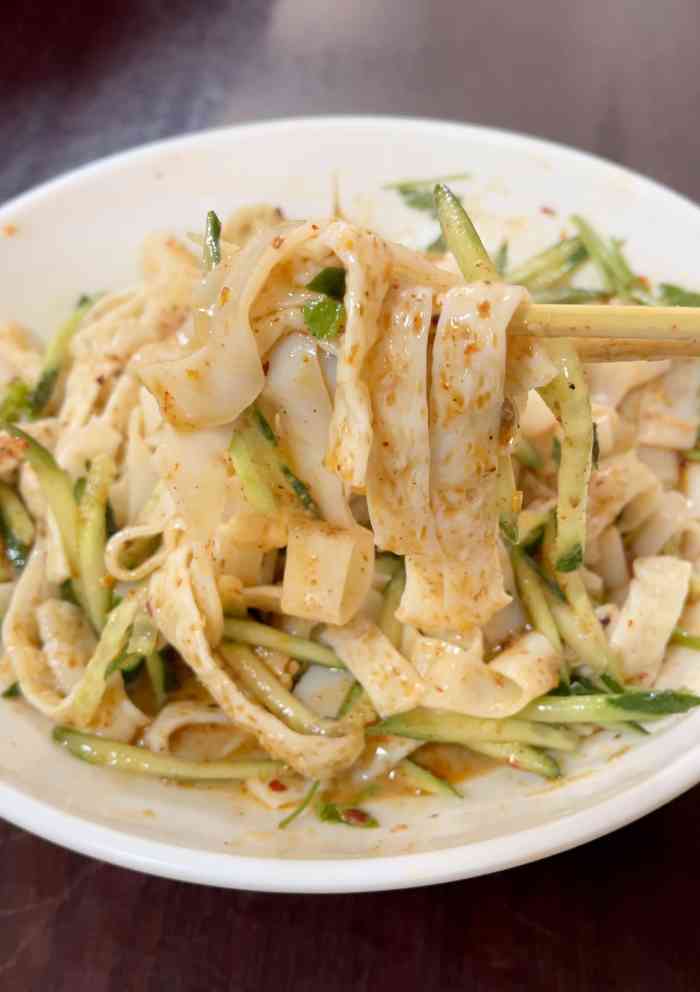 华婶牛筋面凉皮店-"凉皮凉面牛筋面最好的搭档绝对非肉夹馍莫属.