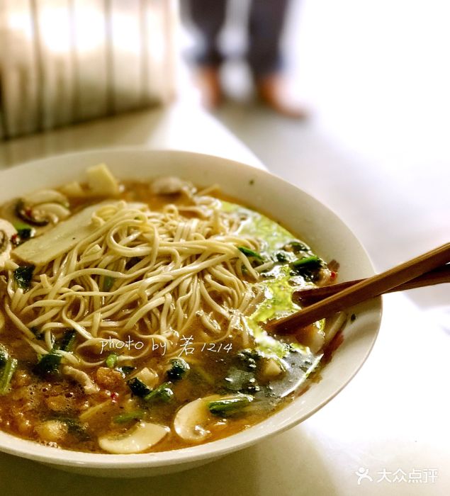 菊英面店片儿川加蘑菇片加油渣图片