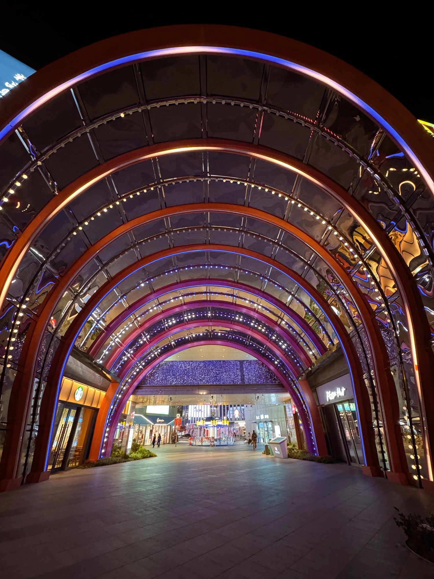 晚上来逛这个商场,会有一种在探险的错觉