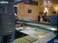 正好看到他们做甜点-榖屋house of flour(张江首店)