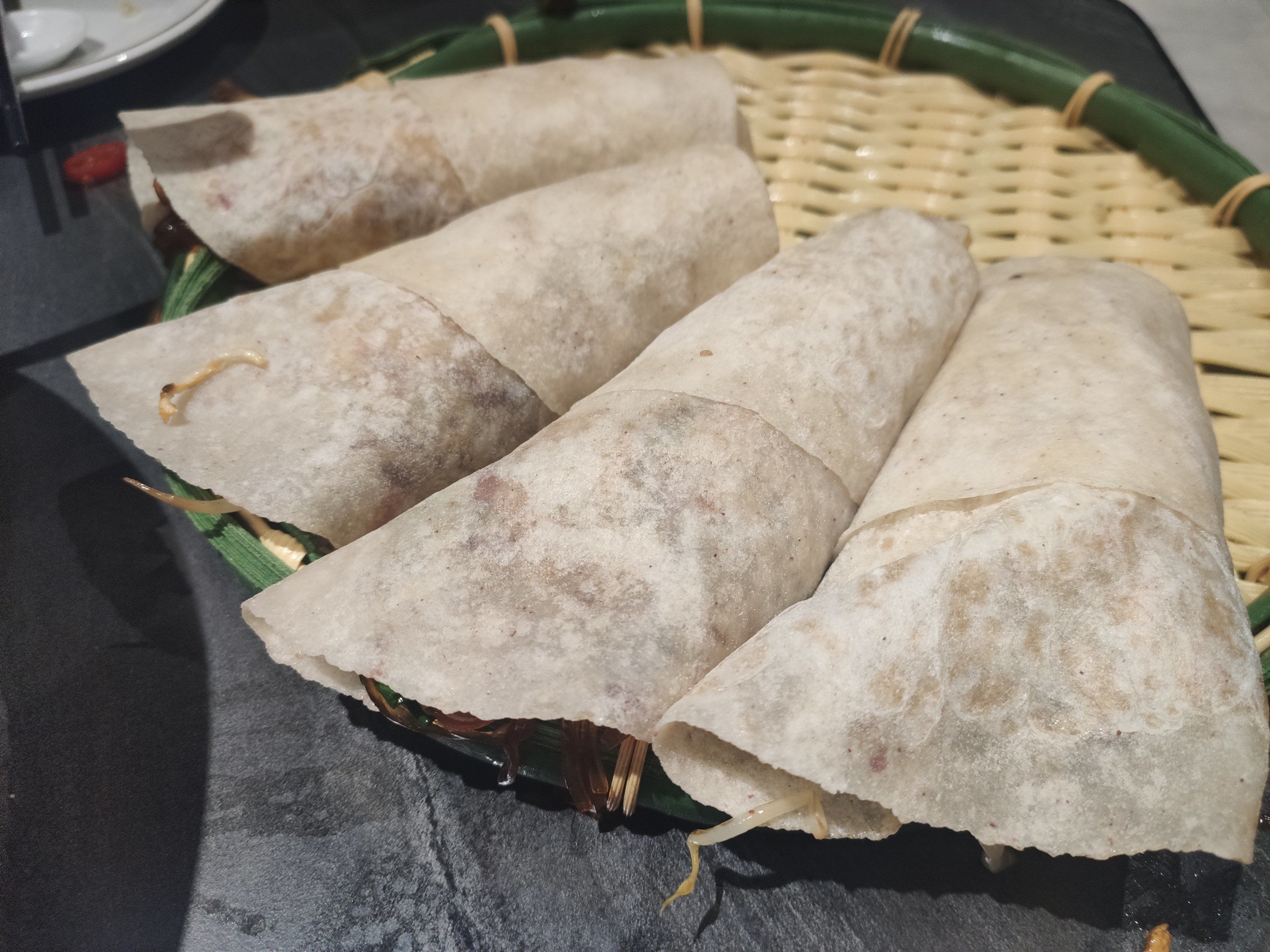 店员小姐姐亲自帮我们卷的,饼用特殊的方式折叠了一下,先放一块馓子