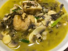 倒笃菜蘑菇炒油豆腐塞肉-大牌大·传统杭帮菜(湖滨店)