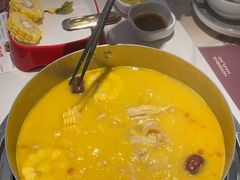 -洪氏嗨捞·广东猪肚鸡·椰子鸡火锅(西咸万象城店)