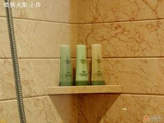 墙上的洗浴用品-上海明天广场JW万豪酒店