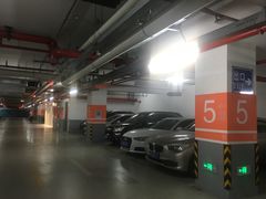 -绿地缤纷城-停车场