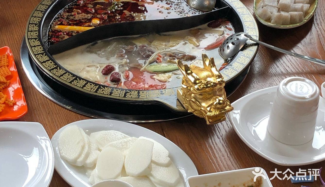 方便。锅底是牛油的，照顾朋友点的微辣，吃火锅不吃辣