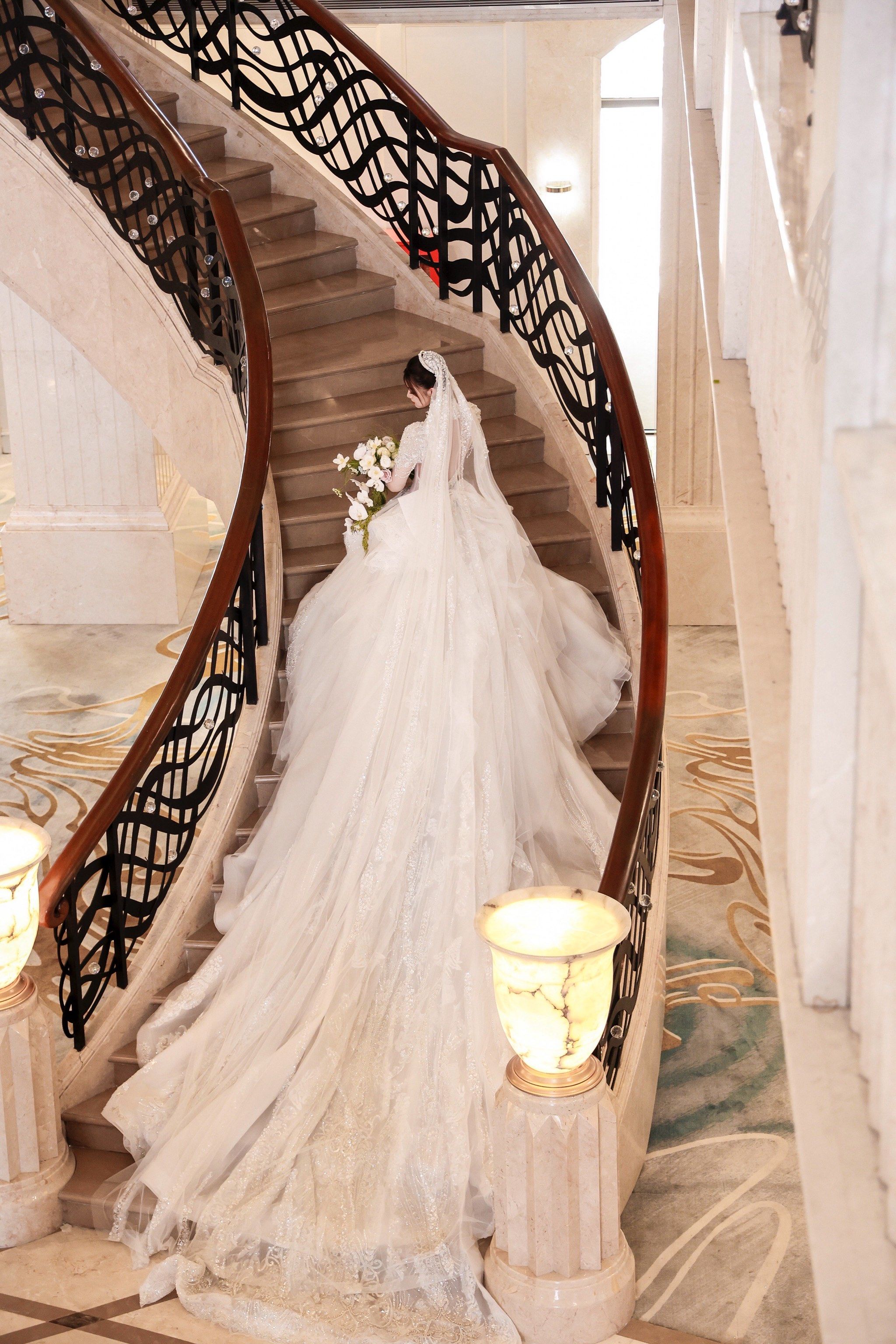 婚纱照真的太美了
楼梯不仅仅是连接空间的通道
更是艺术与浪漫的