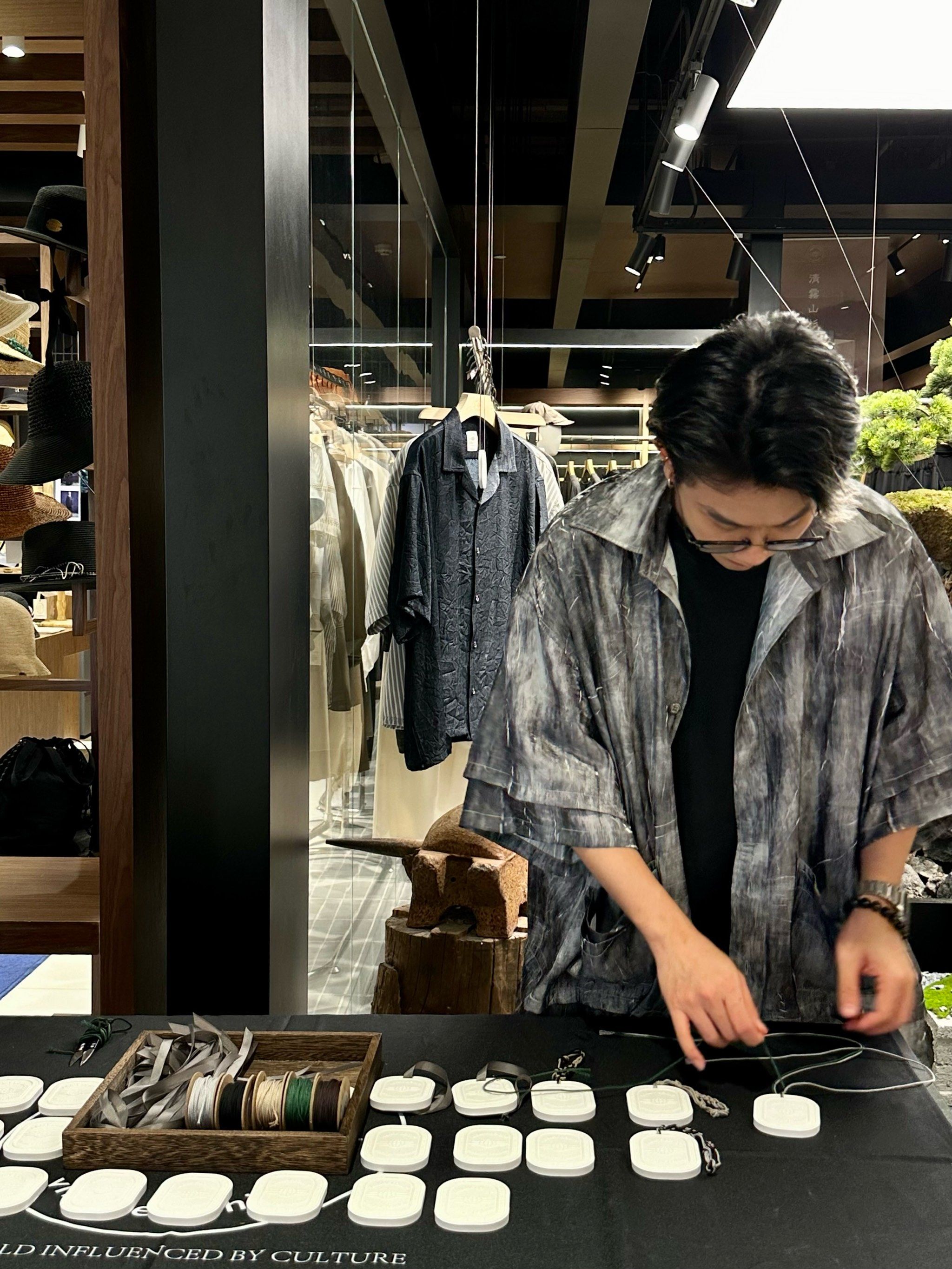 "清雾扰山河,摇动雁行疏.白首看长衫,青灯读楚辞.