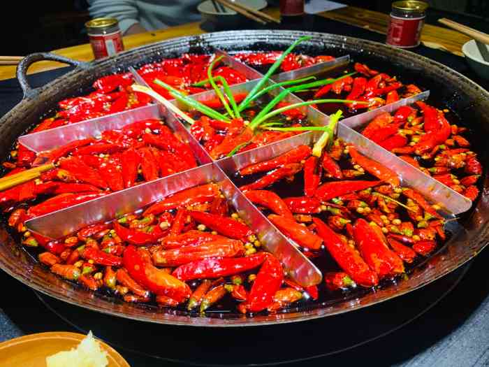 江渝10号老火锅-"一家只开晚上,并且只有六张桌子的火锅店.