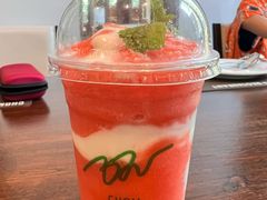 草莓酸奶酪冰沙-Chom Cafe and Restaurant
