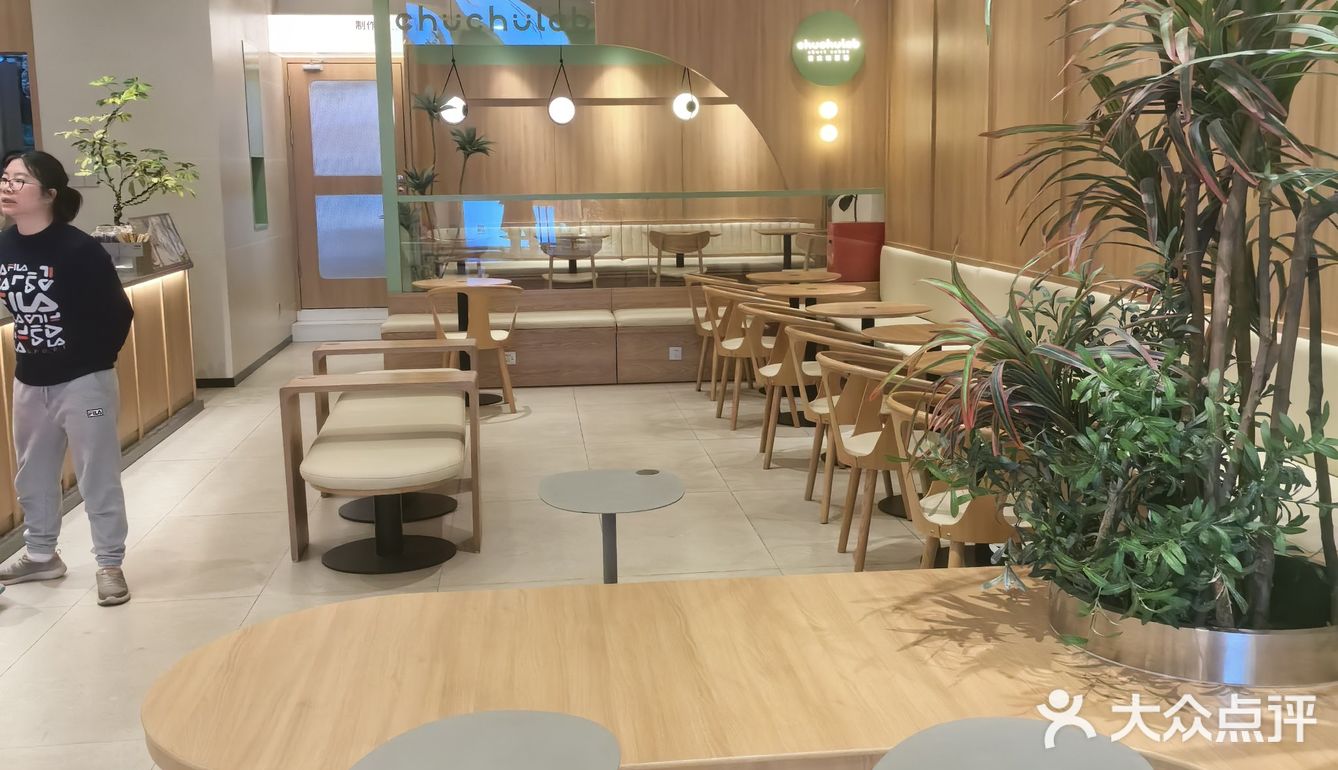 玻璃冷藏柜中的日式短蛋糕冷艳亮丽，蛋糕酸润甜腻黏软可口[馋]