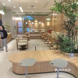 玻璃冷藏柜中的日式短蛋糕冷艳亮丽，蛋糕酸润甜腻黏软可口[馋]